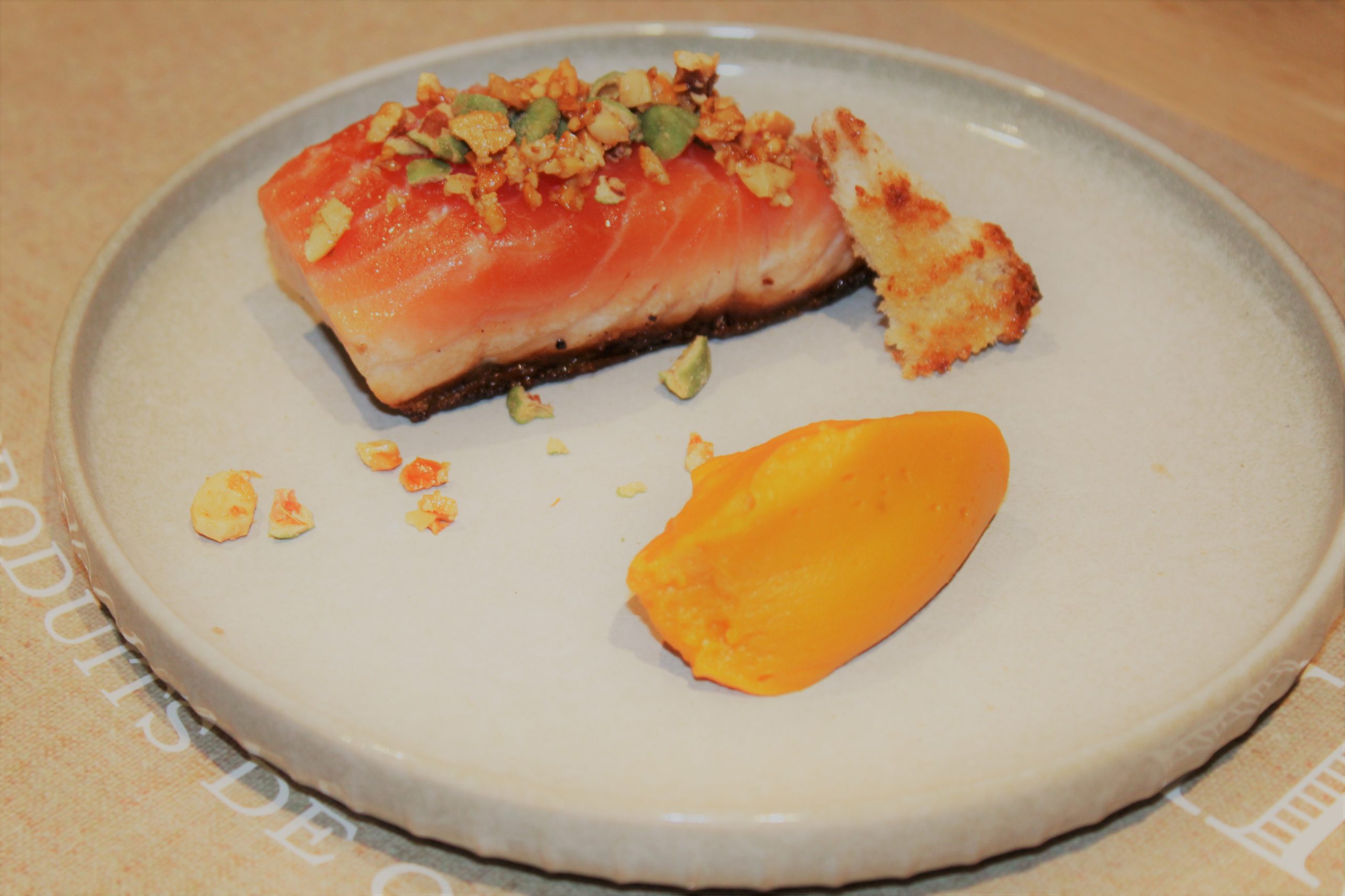 voici une recette avec des noix de cajou et cacahuètes wasabi, accompagnant un pave de saumon et une purée de patates douces